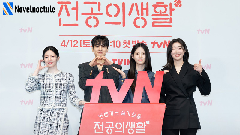 Go Youn-jung tại buổi họp báo Resident Playbook cùng dàn diễn viên